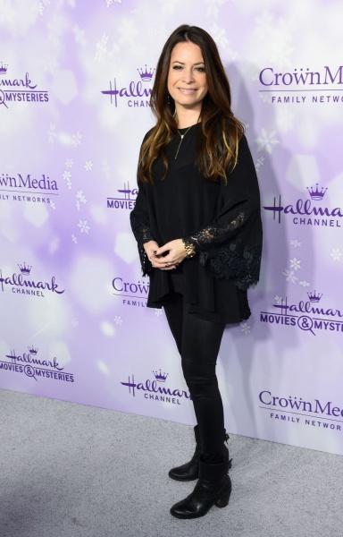 holly-marie-combs-hallmark-channel-movies-and-mysteries-winter-2016-tca-press-tour-in-pasaden-1.jpg