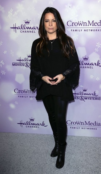 holly-marie-combs-hallmark-channel-movies-and-mysteries-winter-2016-tca-press-tour-in-pasaden-3.jpg